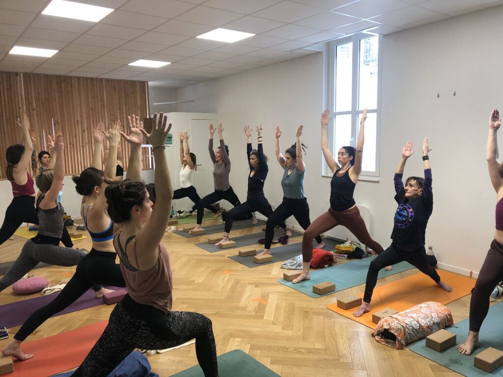 Groupe de stagiaires en pratique pendant une formation de yoga chez CMyoga à Bordeaux