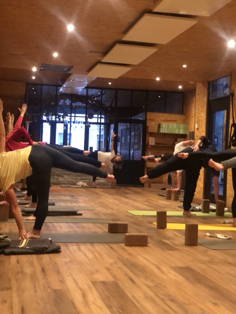 Séance de yoga solidaire en situation réelle lors de la formation professeur de yoga CMYoga.