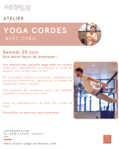 Yoga dans les cordes fixées au mur
